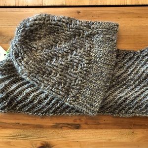 Women’s winter Hat and infinity scarf set NWT very nice green